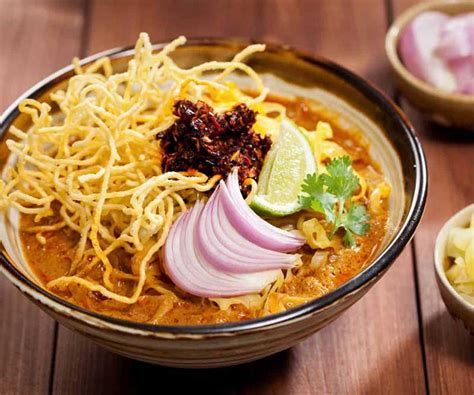  Khao Soi: Un Tripudio di Sapori Piccanti e Cremosi che Danzeranno sul Tuo Palato!